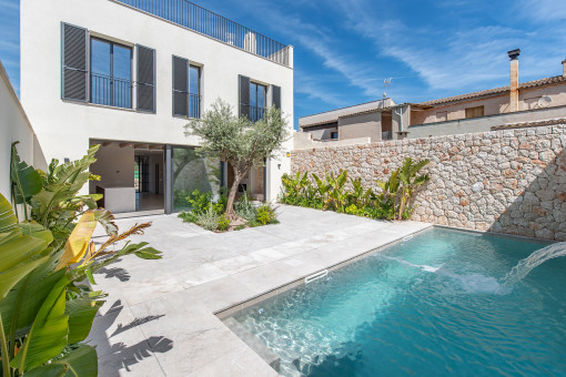 Elegantes Neubaustadthaus mit Pool in Ses Salines