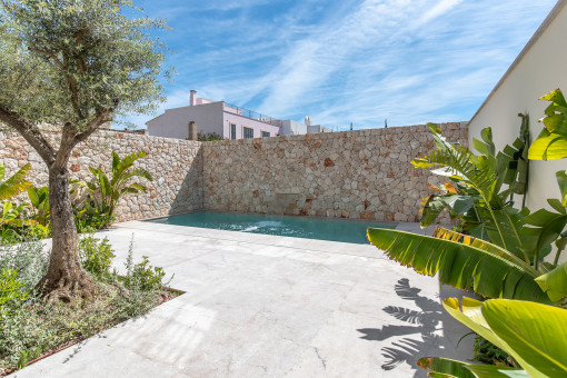 Innenhof mit Pool und Wasserfall