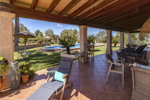 Gr0ße Überdachnung und ein sehr schöner Garten 