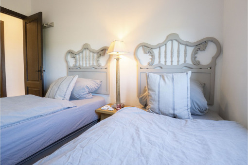 Eins von vier Schlafzimmer