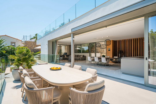 Offener Wohn-Essbereich mit direktem Zugang zur großzügigen Terrasse 