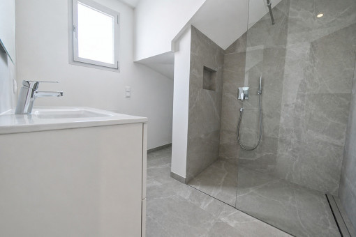 Badezimmer en Suite des ersten Schlafzimmers