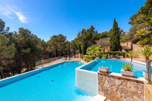Mediterranes Wohnen in grüner Oase – Penthouse mit großer Dachterrasse und Pool in Sol de Mallorca