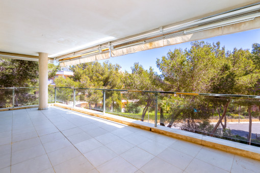 Überdachte Terrasse der Wohnebene