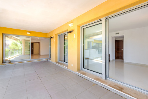 Überdachte Terrasse der Wohnebene