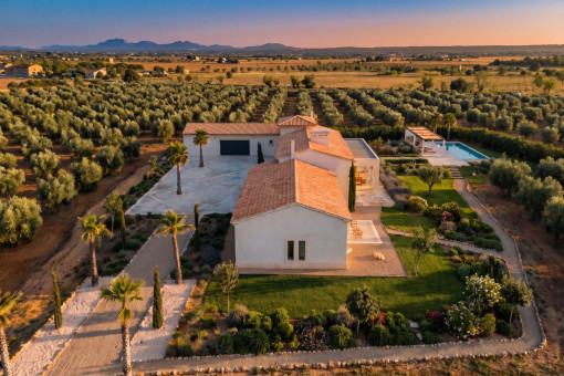 Luftaufnahme mit Blick auf Haupthaus, Pool und weitläufige Gartenanlage