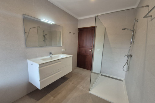 Badezimmer mit Dusche