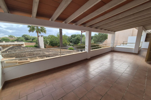 Terrasse mit Blick in den Garten