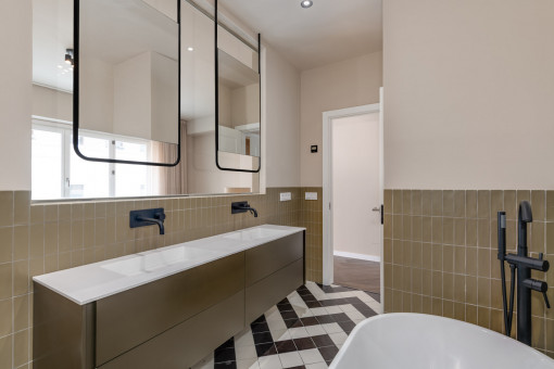 Eines der 2 modernen Badezimmer 