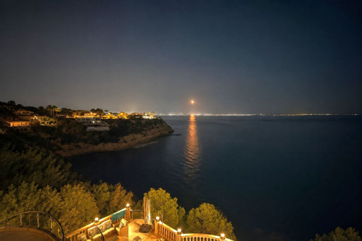 Nächtliche Meeresansicht von Terrasse mit Blick aufs Meer