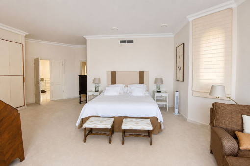 Großzügiges Schlafzimmer