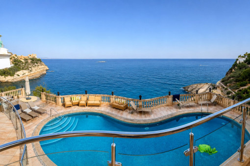 Geschwungener Pool am Meer