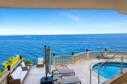 Terrasse mit Pool und Meerblick