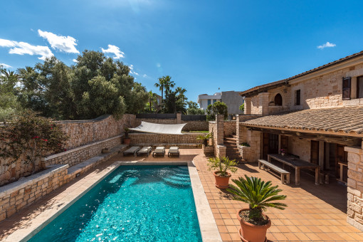 Terrasse und Pool befinden sich auf einer leicht tiefer gelegenen Ebene