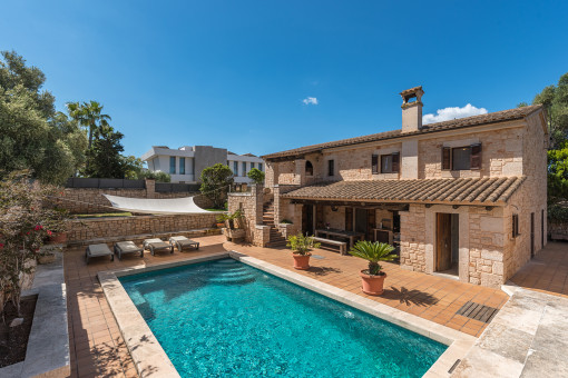 Terrasse und Pool befinden sich auf einer leicht tiefer gelegenen Ebene