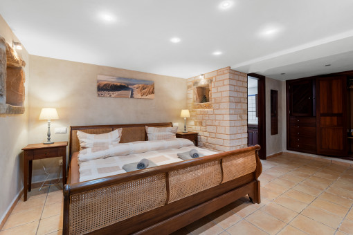 Masterbedroom im Erdgeschoss mit ebenerdigem Zugang zur Terrasse und zum Pool