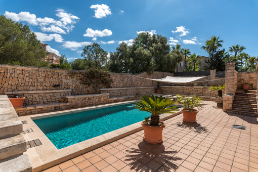 Pool mit integrierter, gemauerter Sitzecke