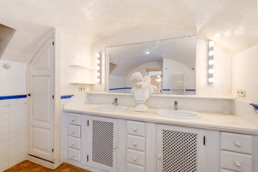 Badezimmer en Suite mit klarer, eleganter Gestaltung