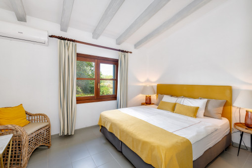 Eines der drei Schlafzimmer im Südflügel mit Zugang zur Terrasse