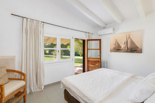 Eines der drei Schlafzimmer im Südflügel mit Zugang zur Terrasse