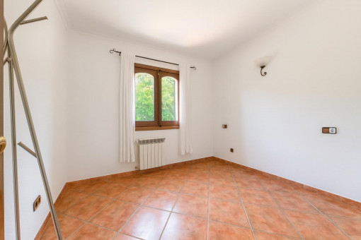 Helles leeres Zimmer mit Fenster