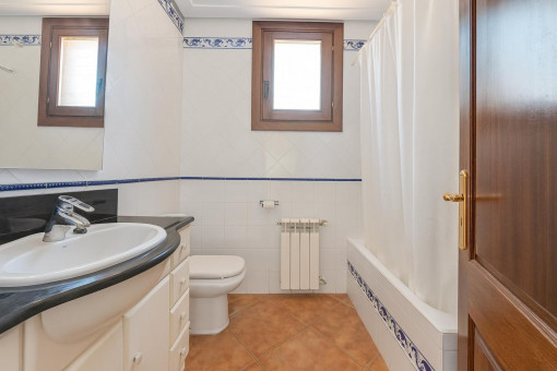 Badezimmer mit Badewanne und Waschbecken