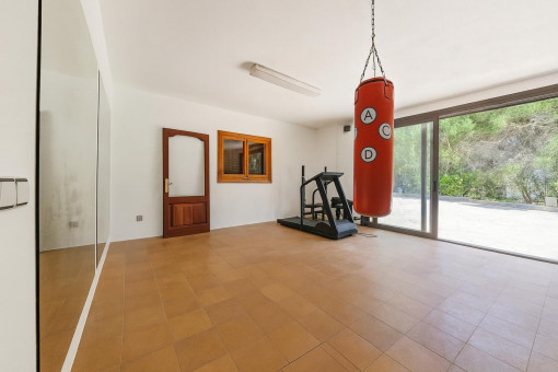 Heimfitnessraum mit Boxsack und Spiegel