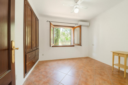 Leerer Raum mit Holzschrank und Fenster