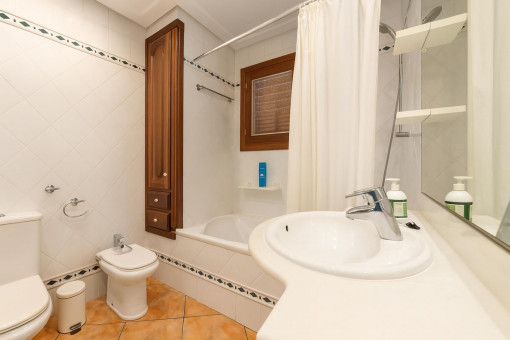 Badezimmer mit Badewanne und Bidet