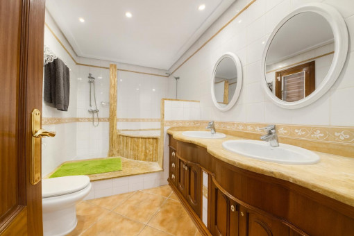 Badezimmer mit Doppelwaschbecken und Dusche