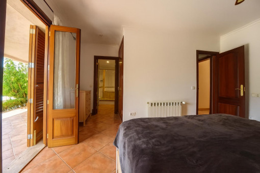 Schlafzimmer mit Zugang zur Terrasse und Garten