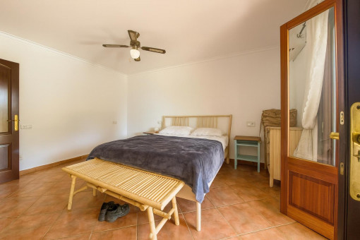 Schlichtes Schlafzimmer mit Balkonzugang
