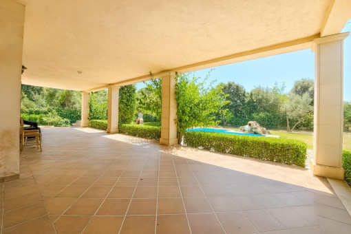 Überdachte Terrasse mit Pool und Garten
