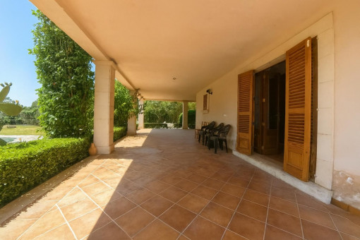 Große überdachte Terrasse mit Garten und Pool