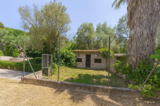 Garten mit kleinem Nebengebäude und Bäumen