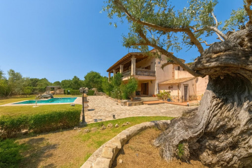 Haus mit Pool und großem Garten