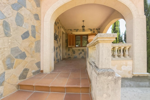 Steinterrasse mit Bogen und Balustrade