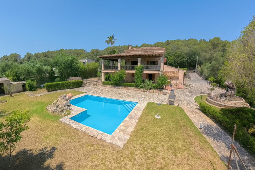 Haus mit Pool und Gartenblick