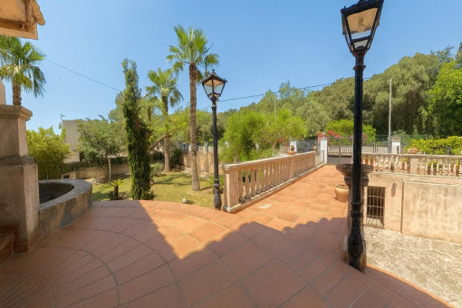 Große Terrasse mit Gartenblick