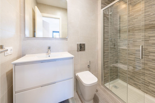 Badezimmer mit Dusche