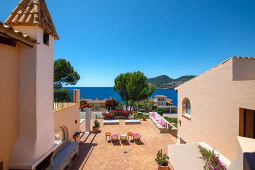 Blick auf die Terrasse und das Meer