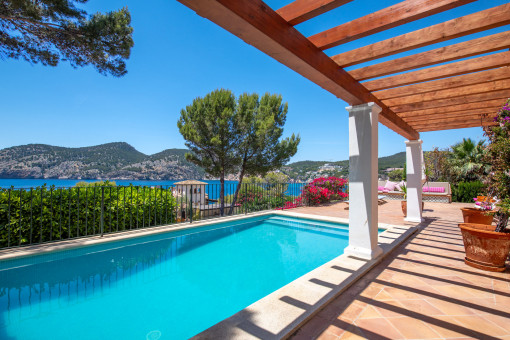 Pool mit fantastischem Meerblick
