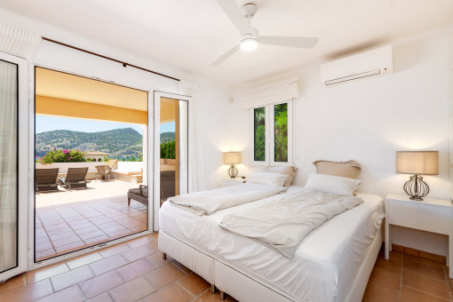 Schlafzimmer mit direktem Terrassenzugang 