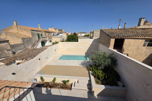 Blick vom Balkon auf Patio und Poolbereich