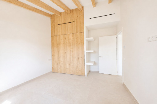 Schlafzimmer mit maßgefertigten Einbauschränken