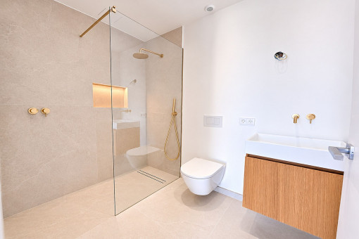Bad en suite mit großzügiger Dusche