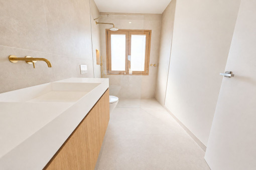 legantes Badezimmer mit hochwertigen Materialien