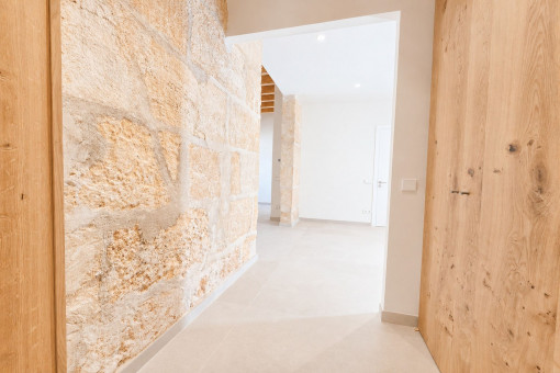 Geschmackvolles Design mit Holz- und Natursteinelementen