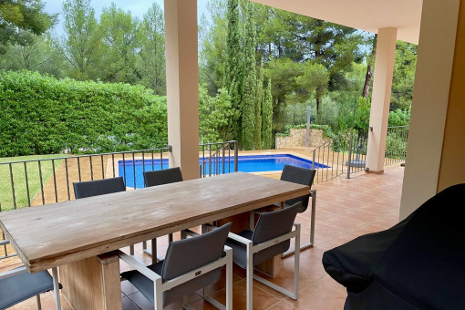 Überdachte Terrasse mit Blick ins Grüne  