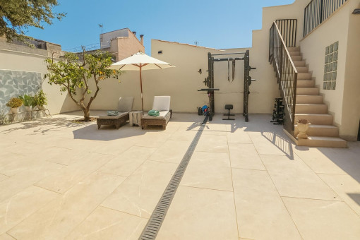 Große sonnige Terrasse mit Gartenbereich